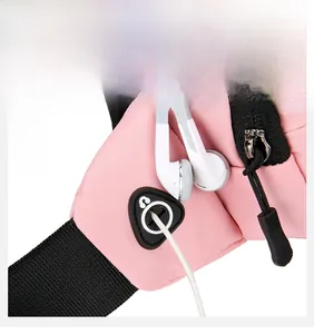 Dettaglio del marsupio sportivo rosa con foro per auricolari e cerniera nera resistente