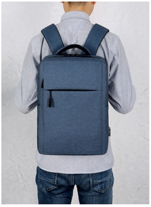 Detailansicht des blauen Business-Laptop-Rucksacks mit externem USB-Anschluss und Reißverschluss