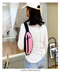 Détail du sac banane en nylon rose imperméable avec fermeture éclair et bandoulière réglable