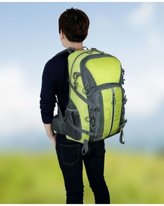 Detail van de waterdichte outdoor wandelrugzak met ergonomische schouderbanden