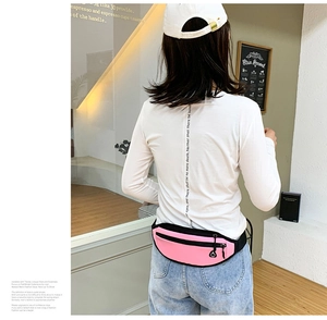 Vue arrière d'un sac banane de sport en nylon rose avec fermetures éclair noires