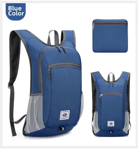 Detail eines blauen faltbaren Outdoor-Rucksacks mit kompaktem Stauraum und wasserfestem Stoff
