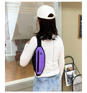 Vue extérieure d'un sac banane de sport violet porté en bandoulière sur le dos
