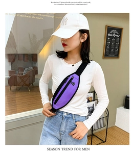 Détail de la banane de sport violette avec fermeture éclair et sangle noire réglable