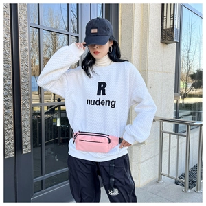 Dettaglio del marsupio rosa in tela con zip multiple indossato con stile streetwear