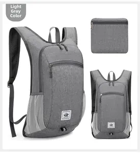 Details des hellgrauen Faltrucksacks mit Seitentaschen und kompaktem Faltzustand