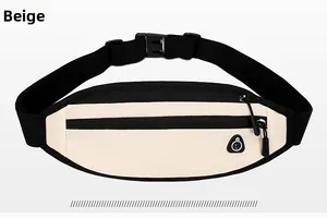 Detalle de la riñonera deportiva beige con doble cremallera y salida de auriculares