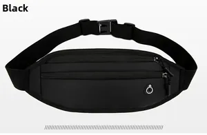 Detalle de riñonera deportiva negra impermeable con cremalleras dobles y salida de auriculares