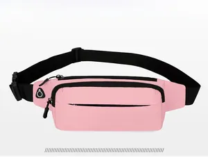 Dettaglio del marsupio rosa in tela con scomparti con cerniera e porta per auricolari