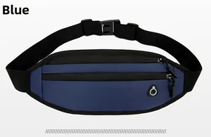 Detalle de la riñonera deportiva azul con bolsillos dobles y puerto para cascos