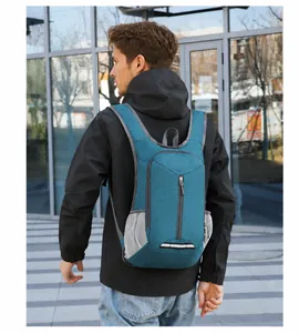 Lichte pauwblauwe wandelrugzak met VANAHEIMR-logo getoond op de rug van een model