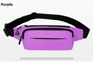 Dettaglio del marsupio sportivo viola con foro per cuffie e doppia cerniera lampo