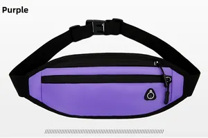 Detalle de la riñonera deportiva morada de nailon impermeable con puerto para audífonos
