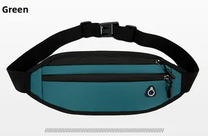Primer plano de una riñonera deportiva verde con cremalleras y salida de auriculares