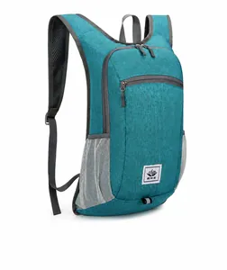 Detailansicht der wasserfesten Stoffstruktur eines faltbaren blauen Outdoor-Rucksacks