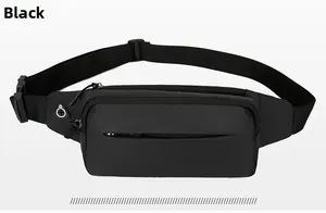 Dettaglio del marsupio in nylon nero impermeabile con foro per cuffie e fibbia regolabile