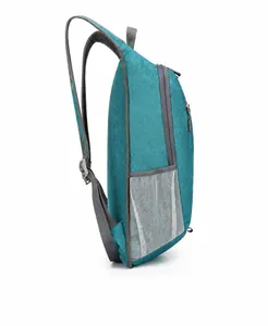 Seitenansicht des faltbaren blaugrünen Wanderrucksacks mit seitlicher Netztasche für Flaschen