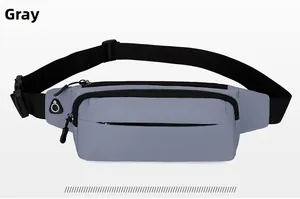 Dettaglio del marsupio grigio in tela con tasche a zip e foro per le cuffie