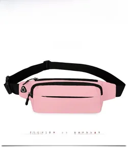 Vista frontale del marsupio in tela rosa con tracolla regolabile e dettaglio per cuffie