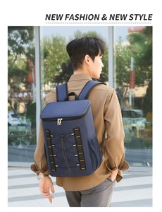 Detalle de mochila térmica azul oscuro con sistema Molle y cordones elásticos exteriores