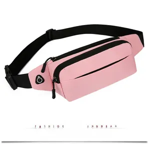 Dettaglio del marsupio in tela rosa con scomparti a zip e porta per gli auricolari