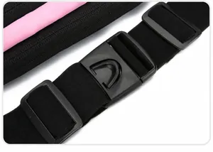 Detail der robusten Kunststoff-Steckschnalle und des Gurtes an der Sport-Bauchtasche