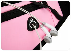 Detailansicht einer rosa Sport-Gürteltasche mit Kopfhöreröffnung und schwarzem Reißverschluss