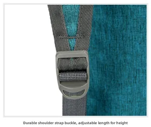 Detail der robusten Kunststoffschnalle und des verstellbaren Gurts am Rucksack