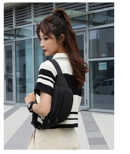 Rückansicht einer schwarzen Crossbody-Umhängetasche aus Nylon mit verstellbarem Gurt