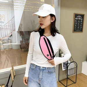 Sac banane de sport rose avec sangle réglable porté par un mannequin dans un café