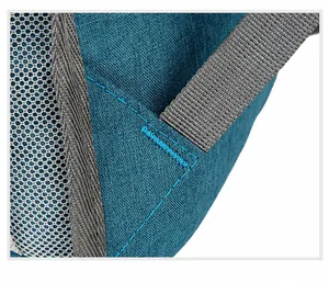 Detailopname van versterkte stiksels en gaasvak op de blauwe outdoor wandelrugzak
