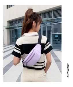 Outdoor-Ansicht einer lavendelfarbenen Nylon-Gürteltasche mit verstellbarem schwarzen Gurt