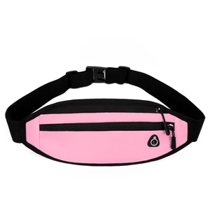Sac banane de sport rose avec double compartiment zippé et prise casque sur fond blanc