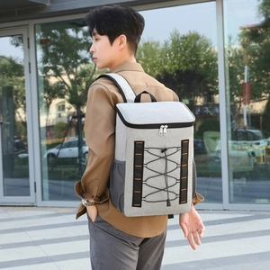 Mochila térmica gris grande con cordón elástico y bolsillos laterales de malla de