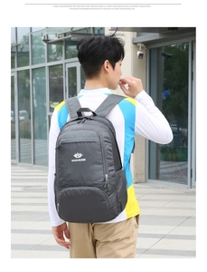 Dunkelgrauer Outdoor-Rucksack aus wasserfestem Nylon mit mehreren Taschen am Modell