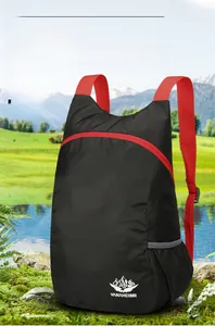 Details eines leichten wasserdichten Faltrucksacks mit schwarzem Body und roten Akzenten