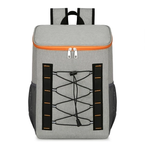 Mochila térmica gris con cremalleras naranjas y sistema elástico frontal ajustable