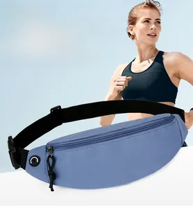 Gros plan d'une sacoche de sport bleu ciel imperméable avec port casque et boucle réglable