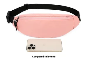 Sac banane rose imperméable montrant la comparaison de taille avec un téléphone portable