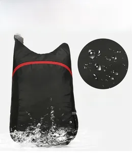 Detailansicht des wasserabweisenden Oxford-Gewebes mit hydrophobem Lotuseffekt auf der Oberfläche