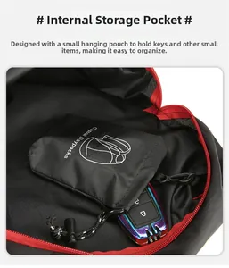 Detail der Innentasche mit Kordelzug und Haken für Schlüssel im faltbaren Rucksack