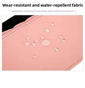 Vue détaillée du tissu rose haute densité imperméable avec des gouttes d'eau dessus
