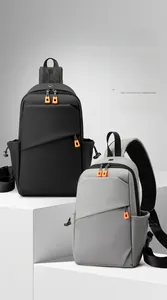 Détail du sac bandoulière urbain techwear avec zips orange et poche latérale à cordon