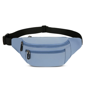 Hellblaue minimalistische Bauchtasche mit drei Reißverschlussfächern und Gurt
