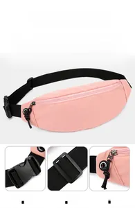 Détail de la banane de sport rose imperméable montrant la boucle et la sangle ajustable