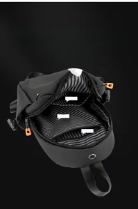 Détails intérieurs du sac de poitrine en nylon avec compartiment principal rayé