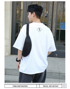 Vue arrière du modèle portant un sac de taille croisé imperméable au style urbain