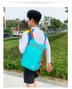 Wasserdichter leichter faltbarer Reise-Rucksack mit orangen Gurten und VANAHCIMR-Logo