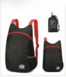 Faltbarer schwarzer Rucksack mit roten Gurten, Netztasche und tragbarem Aufbewahrungsbeutel