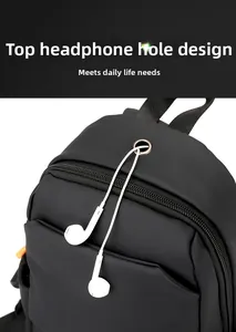 Détail d'un sac de poitrine noir minimaliste doté d'un trou supérieur pour écouteurs